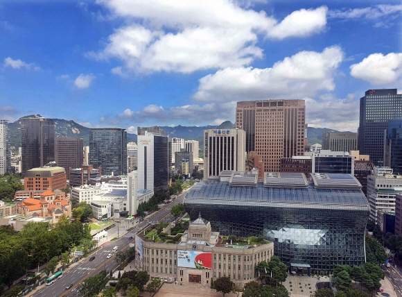 화창한 날씨를 보인 10일 서울 시내에 푸른하늘과 구름이 보이고 있다. 2022.8.10 박윤슬기자