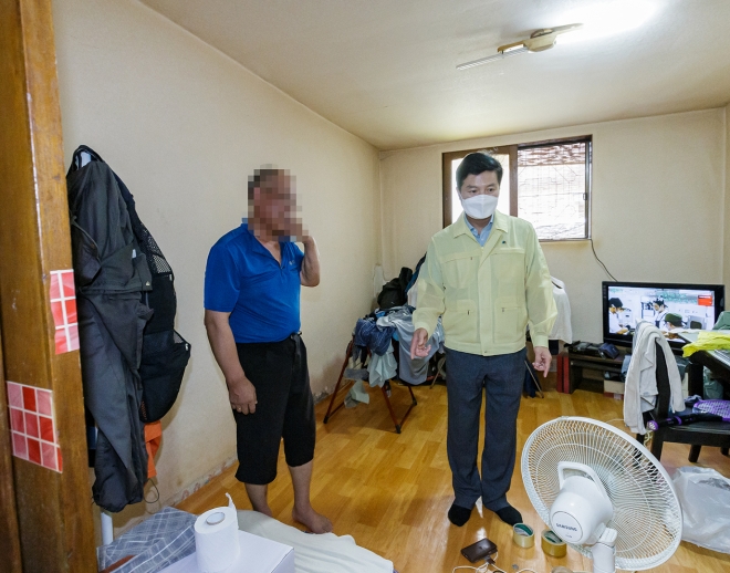 김태우 서울 강서구청장(오른쪽)이 10일 오전 우장산동의 침수 피해가구를 방문해 피해 주민을 위로하고 있다. 강서구 제공