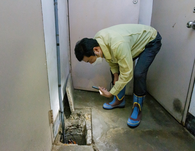 김태우 서울 강서구청장이 10일 오전 우장산동의 침수 피해가구를 방문해 피해 현황을 꼼꼼히 살피고 있다. 강서구 제공