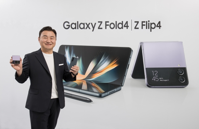 10일(현지시간) 열린 ‘갤럭시 언팩 2022’에서 노태문 삼성전자 MX사업부장(사장)이 차세대 폴더블폰 Z플립4와 Z폴드4를 소개하고 있다. 삼성전자 제공