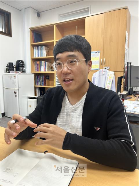 이승준 부경대 식품영양학과 교수가 10일 녹조 연구 결과를 설명하고 있다.