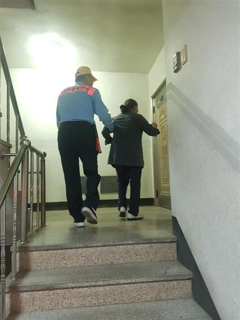 서울 용산구에서 활동하는 한 ‘안심마을보안관’(왼쪽)이 길거리에서 배회하는 치매 어르신을 집에 데려다주고 있다. 서울시 제공