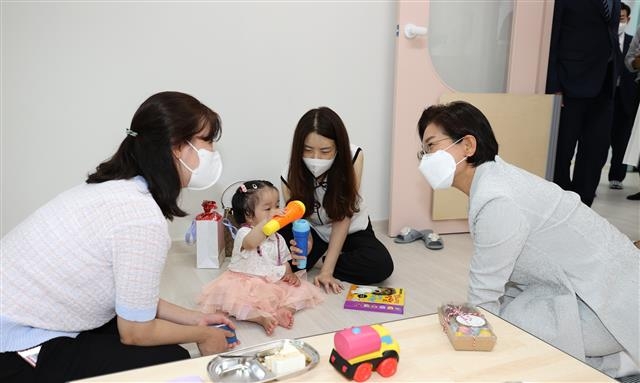 지난 4일 김미경(맨 오른쪽) 서울 은평구청장이 은평구 불광1동 ‘북한산힐스솔숲어린이집’에서 아이를 돌보고 있는 보육교사와 이야기를 하고 있다.  은평구 제공