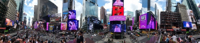 10일(현지시간) 미국 뉴욕 타임스퀘어에서 파노라마로 촬영한 삼성전자 갤럭시 Z플립4 x 방탄소년단(BTS) 콜라보 영상. 나상현 기자