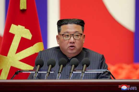 북한 김정은 “코로나19 박멸하고 비상방역전 승리 선포”