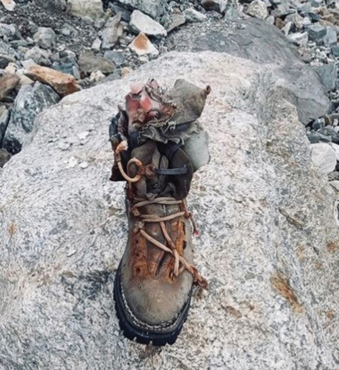 지난 6월 파키스탄 히말라야 낭가 파르밧 서쪽 디아미르벽 근처에서 발견된 귄터 메스너의 등산화 한 쪽. 라인홀트 메스너 인스타그램 캡처