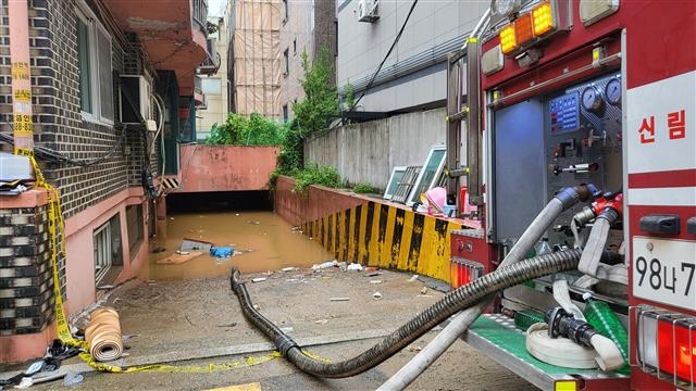 지난 8일 기록적인 폭우로 침수된 반지하에 갇혀 일가족 3명이 구조되지 못한 서울 관악구 빌라. 연합뉴스