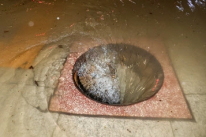 맨홀 공포… “뚜껑 한쪽 고정시키고 수압 낮춰야”