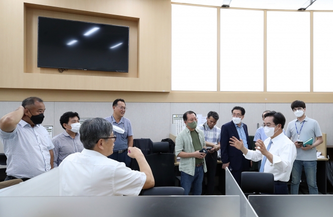 김동연 지사가 11일 오후 예정에 없이 도청 내 기자실을 찾아 국무회의 배석 문제와 관련한 기자들의 질문에 답하고 있다.  경기도 제공 