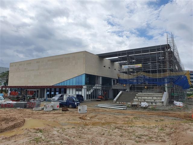 충북 음성군이 190억원을 투입해 금왕산업단지에 건립 중인 체육관. 오는 10월 준공한다. 음성군 제공