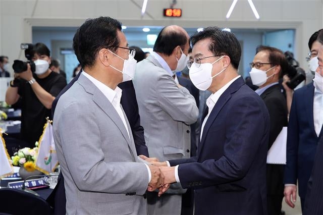 김동연(오른쪽) 경기지사가 지난달 26일 경기도경제과학진흥원에서 열린 시장·군수와의 간담회에서 경기도시장군수협의회 임시 회장을 맡은 이현재 하남시장과 악수하고 있다. 경기도 제공