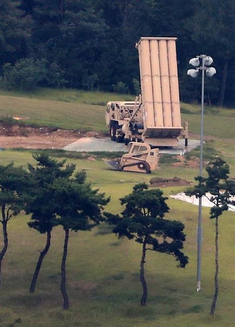 미군이 2017년 9월 중장비를 동원해 경북 성주 사드(고고도미사일방어체계) 기지 기반공사를 하고 있다. 서울신문 DB