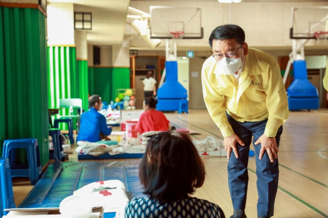 문헌일 구로구청장이 이재민을 만나 위로하고 있다. 구로구 제공