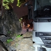 군산 야산서 돌무더기 와르르…차량 2대 파손