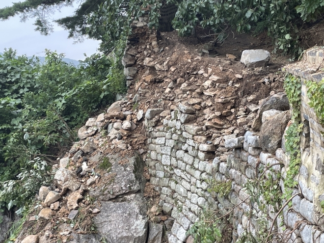 지난 8일부터 내린 집중호우로 세계문화유산이자 사적인 남한산성 성벽 일부가 붕괴됐다. 경기도 제공 