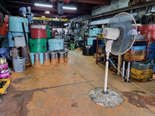 침수 피해를 입은 서울 영등포구 문래동4가 공장에서 내부 건조를 위해 대형 선풍기가 돌아가고 있다. 영등포구 제공