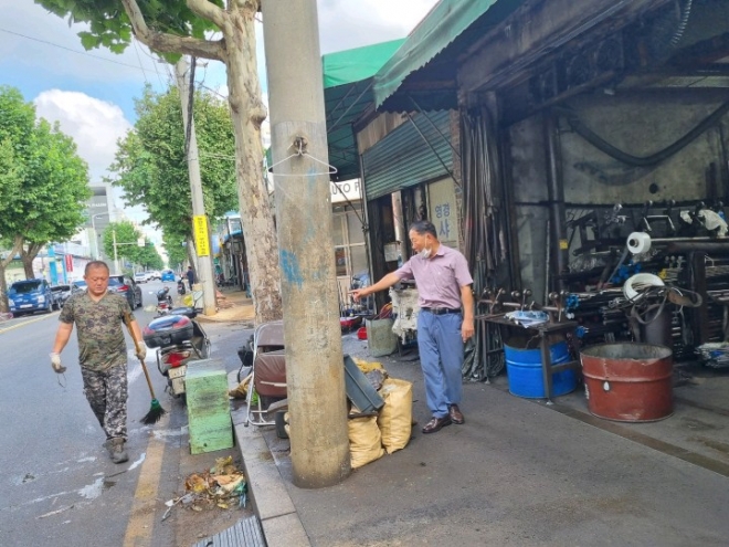 침수 피해를 입은 서울 영등포구 문래동4가의 한 공장에서 관계자들이 홍수로 발생한 쓰레기들을 치우고 있다. 영등포구 제공