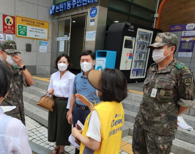 10일 강남구 일대 집중호우 피해지역 복구 작업에 나선 육군 52사단 관계자 등과 논의 중인 이새날 시의원