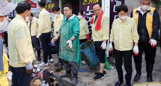 12일 광명시의회가 폭우로 큰 피해를 입은 하안동 일대에서 의회사무국 직원들과 함께 복구 활동에 구슬땀을 흘리고 있다. 사진제공=광명시의회