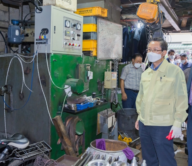 최호권 서울 영등포구청장이 침수 피해를 입은 문래동 4가 공장 내부를 살피고 있다. 영등포구 제공