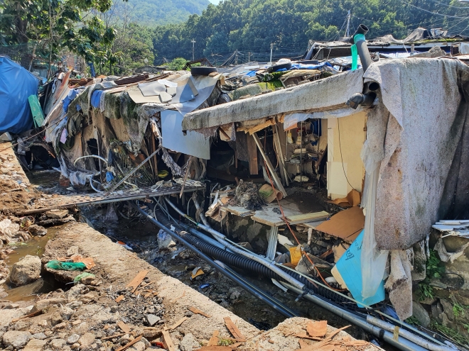지난 12일 구룡마을 하천 옆에 위치한 판자 가옥들이 형체를 알아 볼 수 없을 정도로 무너져 내려있다. 주민들에 따르면 폭우 당시 불어난 물과 함께 토사가 함께 집안으로 들이닥쳐 벽이 모두 무너져 내렸다.