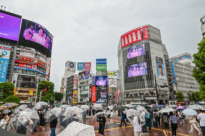 보라색으로 물든 도쿄 지난 13일 일본 도쿄의 시부야에서 ‘갤럭시 Z 플립4 X BTS’ 디지털 영상이 상영되고 있는 모습. 삼성전자 제공