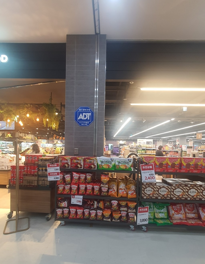 경기 지역역의 한 쇼핑센터에서 방화셔터 하단에 판매 물건을 쌓아놔 방화구획 용도 장애로 적발됐다. 경기도 소방재난본부 제공.  