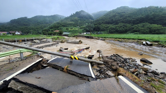 폭우로 파손된 청양 도로 충남 청양군에 폭우가 쏟아진 14일 새벽 남양면 온직2리 도로가 심하게 파손돼 있다. 2022.8.14 독자 제공 연합뉴스