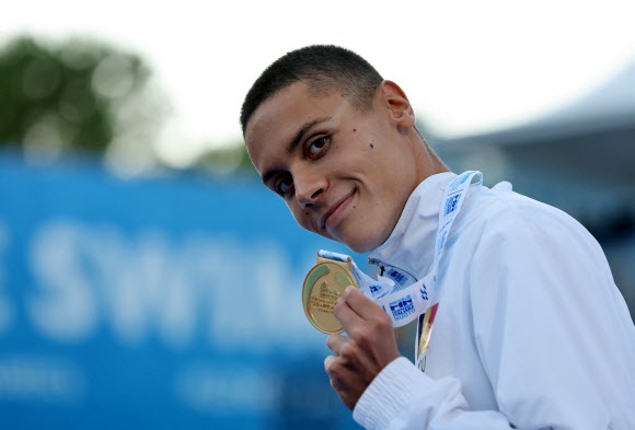 14일 유럽수영선수권에서 13년 묵은 세계기록을 갈아치운 다비드 포포비치가 금메달을 내보이고 있다. [로이터 연합뉴스]