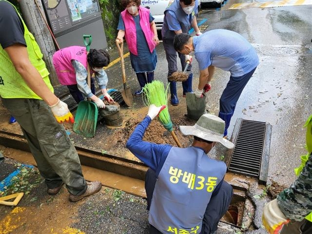 서울 서초구의 ‘민관 응급복구단’이 빗물받이 토사 제거 작업을 펼치고 있다. 서초구 제공