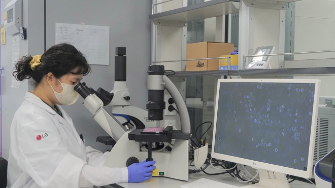 LG전자 물질분석공인랩 연구원이 현미경을 이용해 항바이러스 성능을 평가하고 있는 모습. LG전자 제공