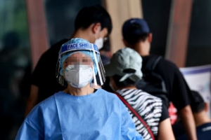 고삐 풀린 코로나, 확진 18만명… 수도권엔 ‘주말 당직 병상’ 운영