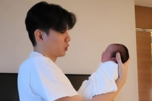 ‘홍현희♥’ 제이쓴, 생후 일주일 아들 안고 좋아서 어쩔 줄