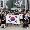 [서울포토] 광복 77주년, 태극기 흔들며 ‘대한독립 만세’