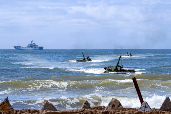 푸젠성 해안서 훈련하는 중국군 상륙정들 중국 인민해방군 동부전구 사령부 소속의 상륙정들이 14일 푸젠성 장저우에서 훈련을 벌이고 있다. 제3자 제공 장저우 로이터 연합뉴스 2022-08-15