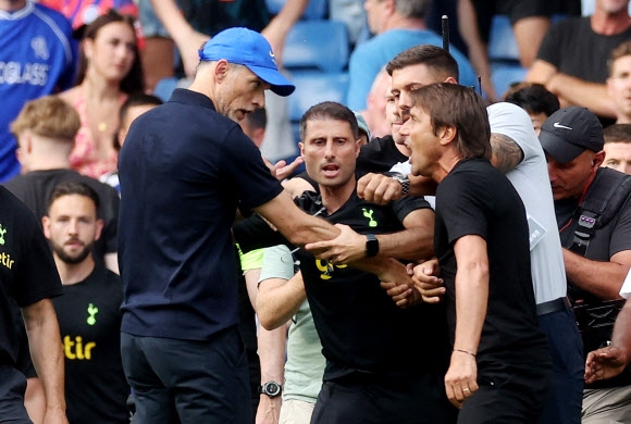 안토니오 콘테(왼쪽) 토트넘 감독이 15일 첼시와의 EPL 2라운드 원정경기가 끝난 뒤 토마스 투헬 첼시 감독과 악수하는 과정에서 언쟁을 벌이고 있다. [로이터 연합뉴스]