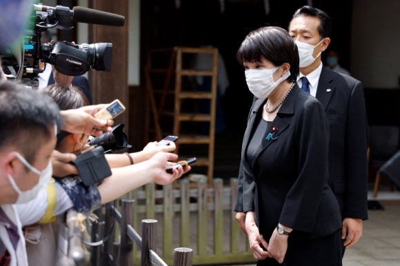 다카이치 사나에(오른쪽) 일본 경제안전보장 담당상이 한국의 광복절이자 일본의 패전일인 15일 야스쿠니 신사를 참배한 뒤 소감을 밝히고 있다. 도쿄 로이터 연합뉴스