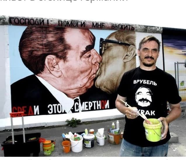 2008년 베를린 장벽의 그림을 다시 그리고 있는 드미트리 브루벨.