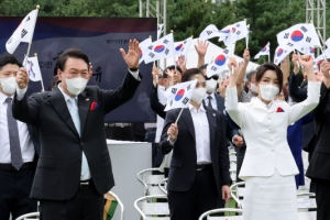 “일본은 세계 위협에 힘 합칠 이웃” 8·15 경축사
