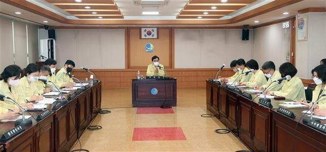 박일하(가운데) 동작구청장이 지난 10일 구청 3층 기획상황실에서 집중호우 비상 대책 긴급 간부회의를 진행하고 있다. 동작구 제공