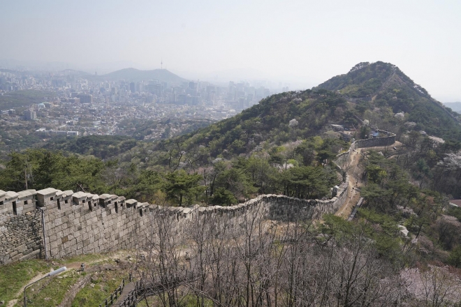 청와대 둘레길(한양도성 구간) 전경. 종로구 제공.