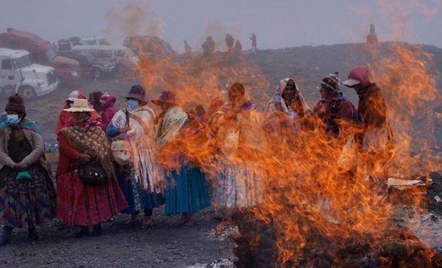 농사철이 시작되는 매년 8월 볼리비아 사람들은 4000m 높이 산 정상에서 대지의 여신 ‘파차마마’에게 기도를 올린다. 수백년 전 척박한 안데스산맥을 일구던 아이마라와 케추아 원주민이 치르던 의식은 이제 볼리비아 다른 지역까지 퍼져 하나의 축제가 됐다. AP 자료사진