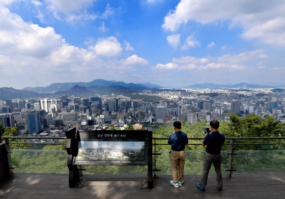 맑은 날씨를 보인 16일 서울 남산에서 바라본 서울시내가 화창한 모습을 보이고 있다. 2022.8.16 박지환기자