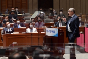 국회 찾고 尹·SK 만난 빌 게이츠 “한국이 감염병 퇴치 선도적 역할”