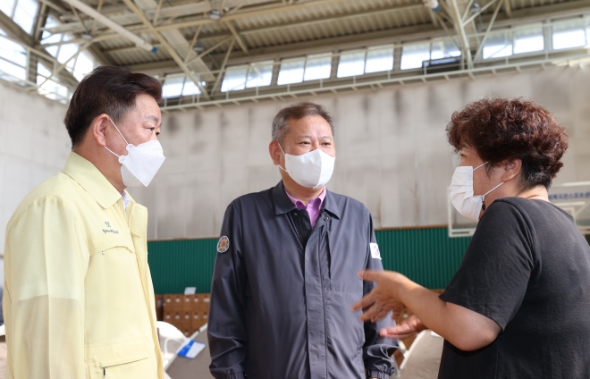박승원(왼쪽 첫 번째) 광명시장이 16일 오전 수해 현황을 점검하기 위해 광명시를 방문한 이상민(왼쪽 두 번째) 행정안전부장관과 함께 목감천 수해 현장을 돌아보고 수재민 임시대피소인 광명종합사회복지관을 방문해이재민들을 위로하고 있다.  광명시 제공