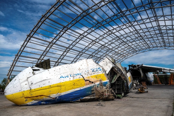 지난 2월 러시아의 우크라이나 공습 당시 파괴된 세계 최대 수송기 ‘안토노프-225 므리야’(AN-225)의 잔해가 이달 10일 우크라이나 수도 키이우 근교 호스토멜 공항에 전시돼 있다. 키이우 로이터 연합뉴스　