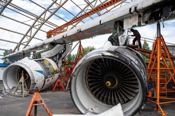 지난 2월 러시아의 우크라이나 공습 당시 파괴된 세계 최대 수송기 ‘안토노프-225 므리야’(AN-225)의 잔해가 이달 10일 우크라이나 수도 키이우 근교 호스토멜 공항에 전시돼 있다. 키이우 로이터 연합뉴스　