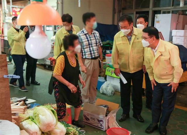 문헌일(오른쪽) 서울 구로구청장이 지난 10일 전통시장을 방문해 상인과 수해 상황에 대해 이야기하고 있다. 구로구 제공