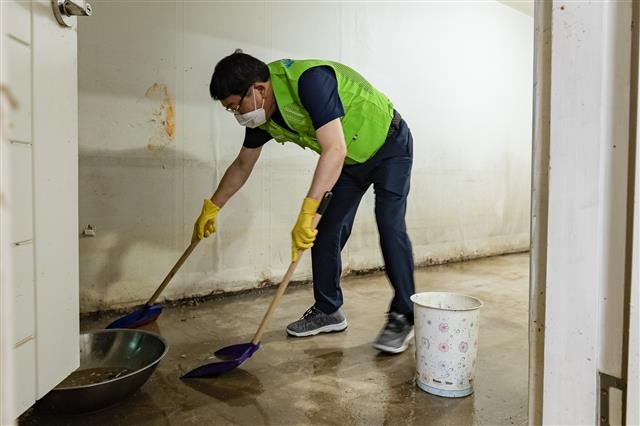 김경호 서울 광진구청장이 지난 13일 서초구 방배2동에서 수해 피해 복구 자원봉사 활동을 펼치고 있다. 광진구 제공