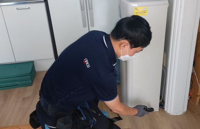 방역 전문업체 관계자가 주거 환경이 열악한 강서구 아동 거주 가구를 방문해 홈 방역서비스를 제공하고 있다. 강서구 제공